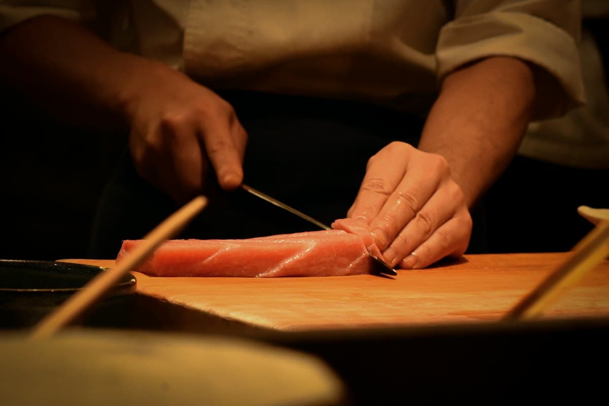 Lo chef taglia il pesce al bancone (foto segnaposto)